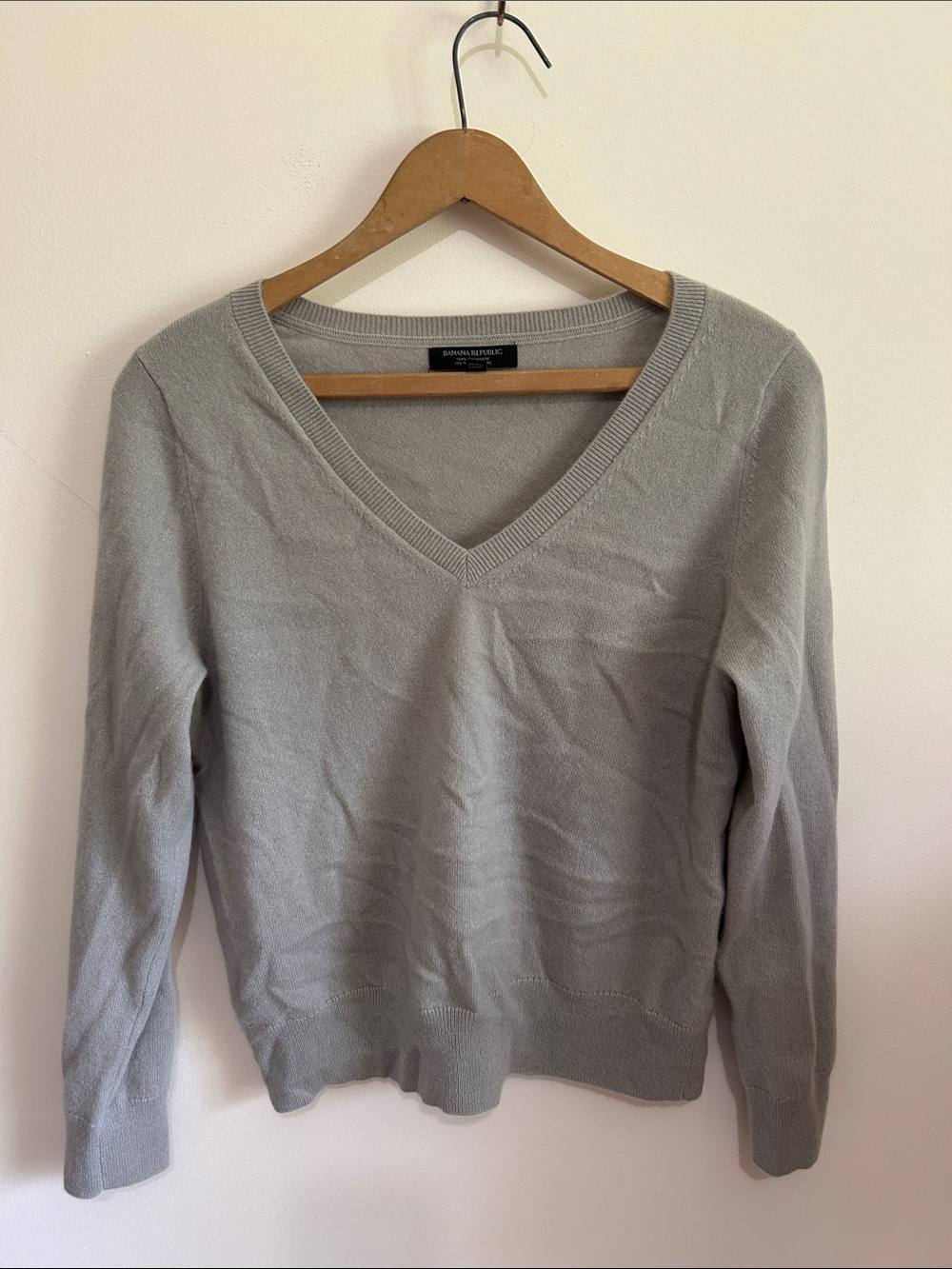Banana Republic Light Gray V-Neck Knit Sweater 100% cashmere